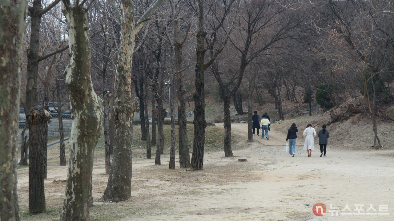 경희궁지 외곽의 산책로를 걷는 시민들. (사진=뉴스포스트 강대호 기자)