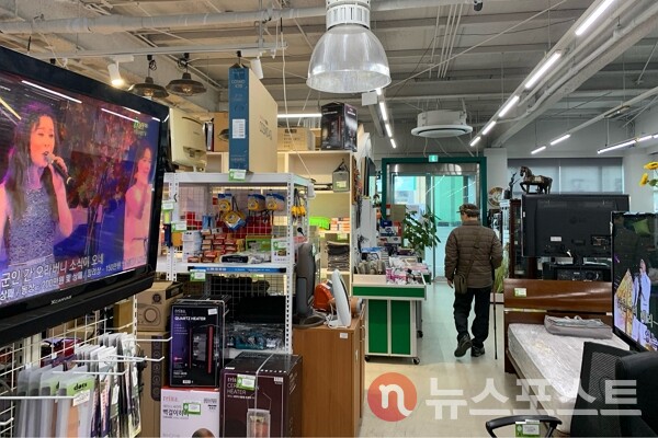 21일 서울 송파구 새활용센터 안에서 한 시민이 상품을 둘러보고 있다. (사진=뉴스포스트 이별님 기자)