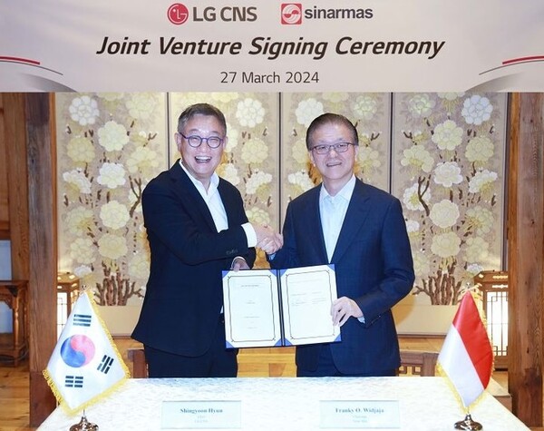 현신균 LG CNS 대표(왼쪽)와 시나르마스 프랭키 우스만 위자야 회장이 합작투자 계약을 체결했다.(사진=LG CNS)