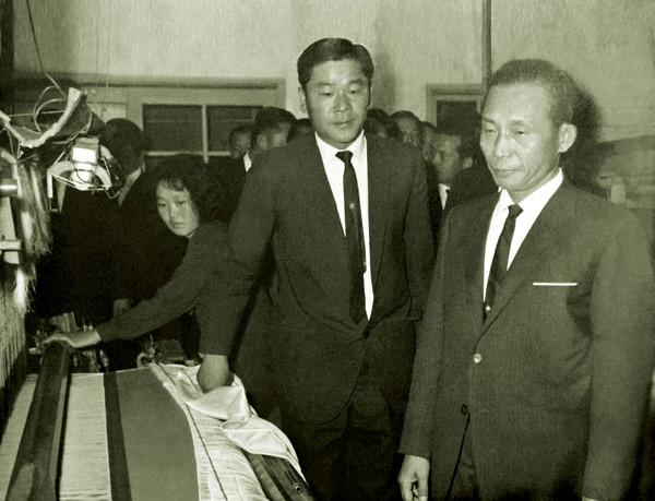 최종건 SK 창업회장(왼쪽)이 1960년대 초 선경직물 수원공장을 방문한 박정희 대통령과 함께 생산 현장을 둘러보고 있는 모습. (사진= SK)