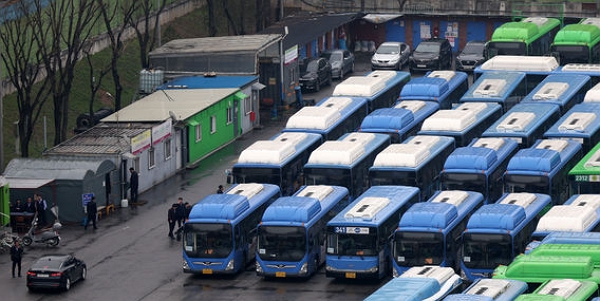  28일 서울 소재 시내버스 차고지에 버스들이 주차됐다. (사진=뉴시스)