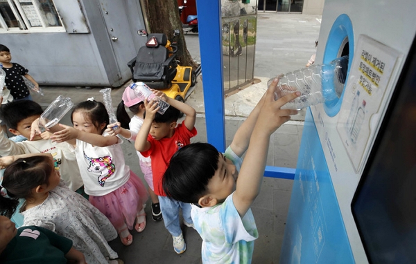 지난해 6월 환경의 날을 맞아 광주 북구청직장어린이집 아이들이 어린이집에서 분리수거한 투명 페트병을 무인회수기에 넣고 있다. (사진=광주 북구 제공)