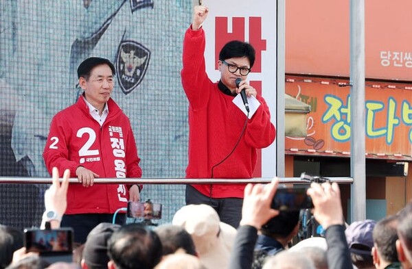 한동훈 국민의힘 비상대책위원장이 7일 오후 충남 당진시 당진시장 오거리에서 열린 ‘국민의힘으로 당진 살리기’ 지원유세에서 정용선 당진시 후보의 지지를 호소하고 있다. (사진=뉴시스)