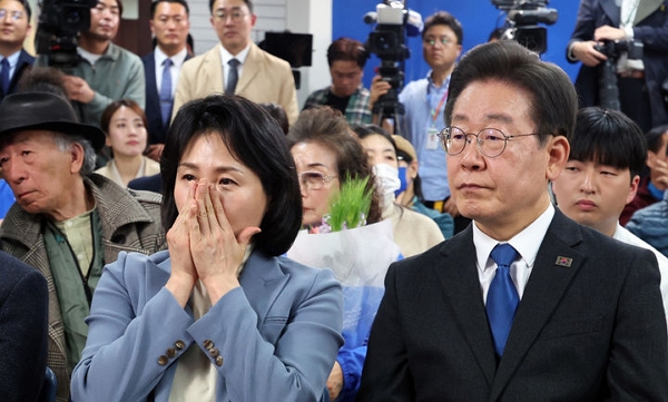 11일 제22대 국회의원 선거 인천 계양을에 출마한 이재명 더불어민주당 대표와 부인 김혜경씨가 인천 계양구 선거사무소에서 개표방송을 지켜보고 있다. (사진=뉴시스)