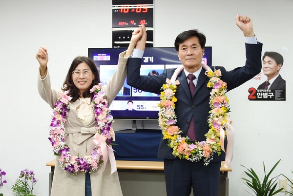 10일 안병구 밀양시장 당선인이 부부가 경상남도 밀양 선거 사무실에서 당선이 확정되자 지지자들로부터 꽃다발을 받고 환호하고 있다. (사진=뉴시스)