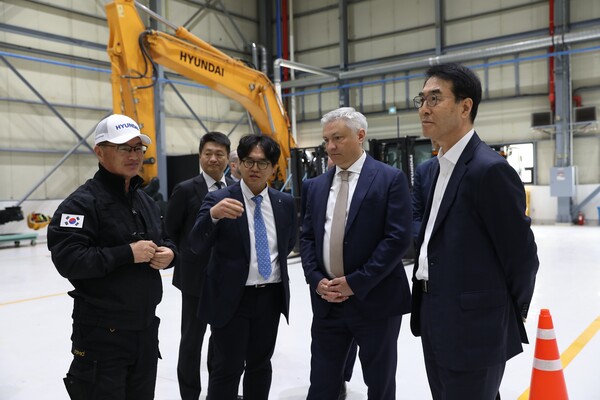 드미트로 포노마렌코 주한 우크라이나 대사 일행이 16일 HD현대건설기계 음성 글로벌교육센터를 방문해 건설장비 운전과 정비 등에 필요한 시설들을 살펴보고 있다. 오른쪽 첫 번째 HD현대건설기계 최철곤 사장, 오른쪽 두 번째 드미트로 포노마렌코 주한 우크라이나 대사. (사진=HD현대사이트솔루션)