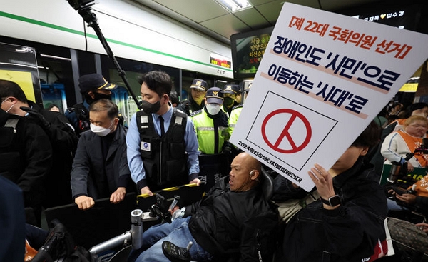 지난 8일 전국장애인차별철폐연대 회원들이 서울 중구 시청역 승강장에서 열린 제61차 출근길 지하철 탑니다 탑승 시위에서 장애인 이동 권리 보장을 촉구하고 있다. (사진=뉴시스)