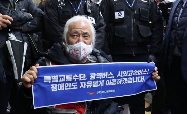 지난해 12월 박경석 전국장애인차별철폐연대 대표가 서울 종로구 혜화역 승각장에서 이동권예산 보장 촉구 침묵선전전을 하고 있다. (사진=뉴시스)