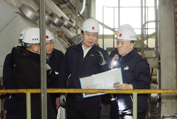 정용기 한국지역난방공사 사장(오른쪽 두 번째)이 올해 2월 한난 대구지사 현장경영에 나서고 있다. (사진=한국지역난방공사)
