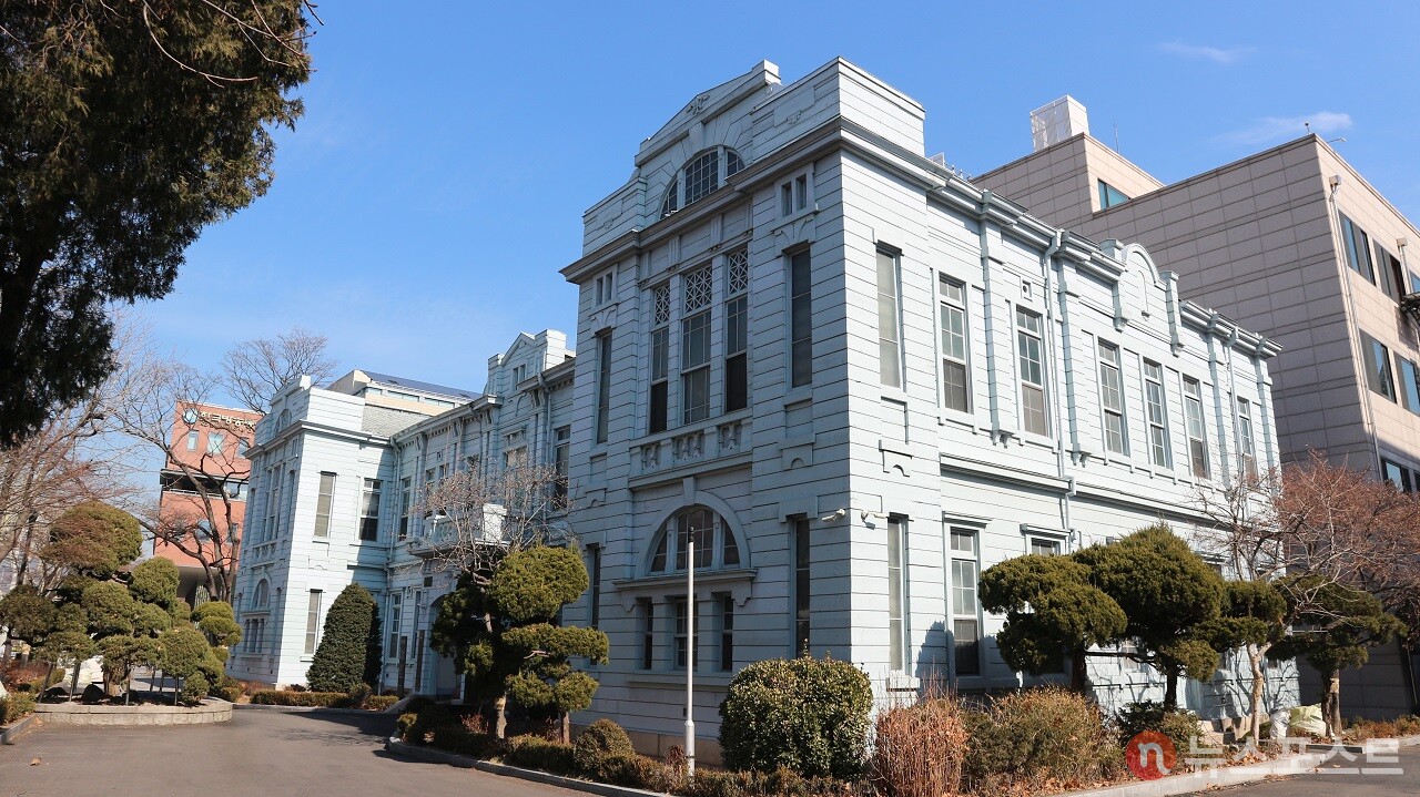 동숭동 한국방송통신대학 구내에 있는 공업전습소 건물. 1906년 근대 기술 교육을 위해 설립된 공업전습소의 본관으로 1908년에 준공한 근대 건축물이다. (사진=뉴스포스트 강대호 기자)