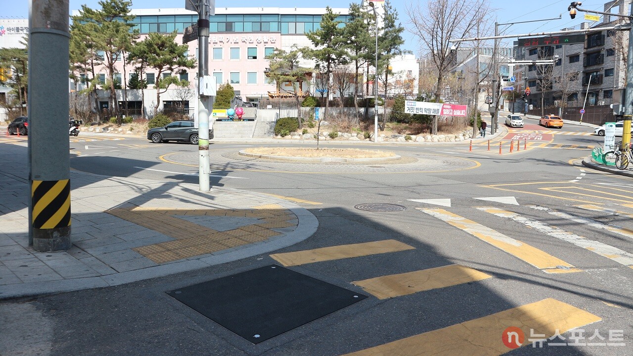 혜화로 올림픽기념국민생활관 앞 삼거리의 네모 덮개. 흥덕천을 복개한 흔적이다. (사진=뉴스포스트 강대호 기자)