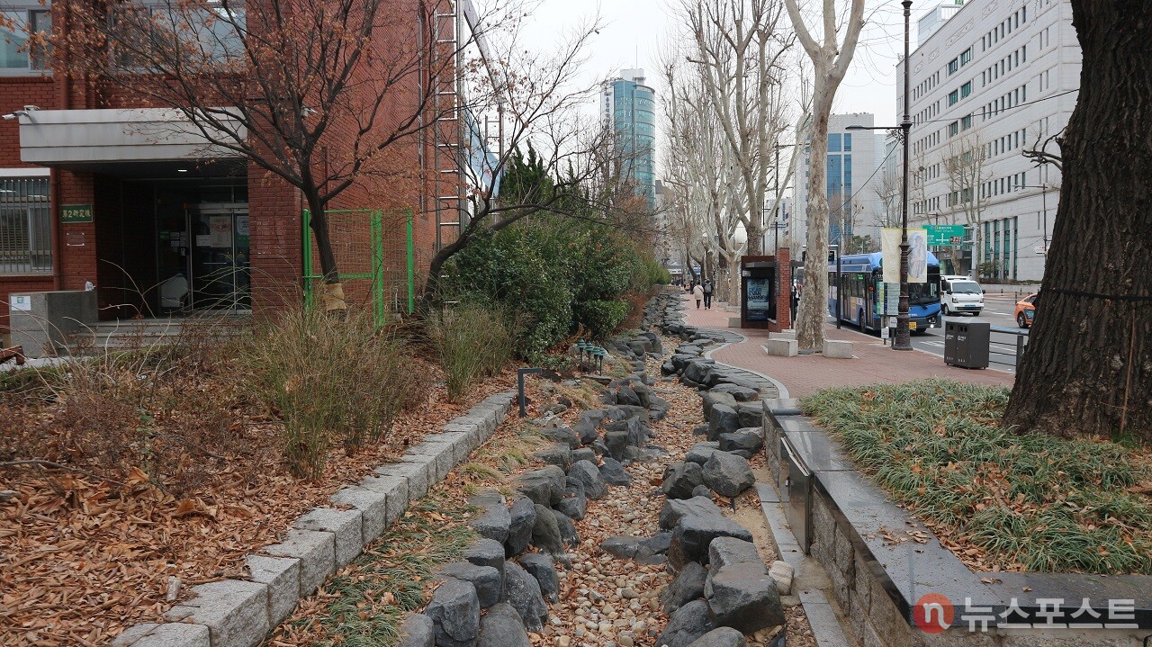 대학로 보도 위 실개천. 인공 물길을 설치해 과거 대학천의 맥을 이었다. (사진=뉴스포스트 강대호 기자)