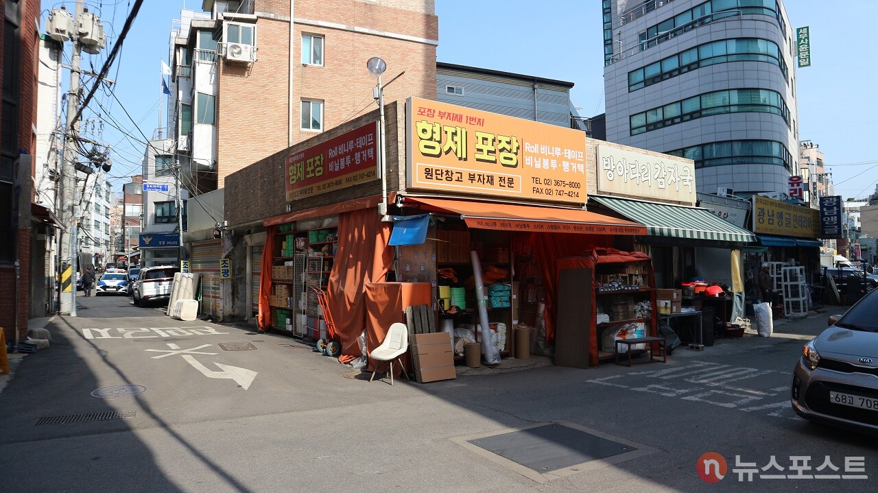 종로39길의 ‘방아다리 감자국’(두 번째 점포).방아다리는 효제동과 충신동을 잇는 대학천의 다리였다. 이 식당 부근의 골목 갈림길이 방아다리가 있던 곳이다. 네모 덮개가 있는 위치다. (사진=뉴스포스트 강대호 기자)