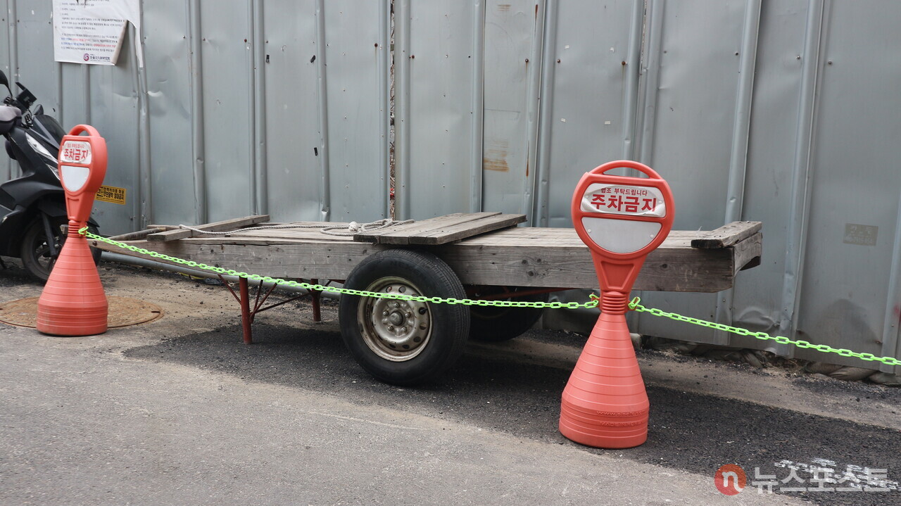 효제초등학교 후문 근처에서 발견한 달구지. 원단을 나르던 이동수단이었다. 이 곳을 방문할 때마다 위치가 조금씩 바뀌는 것으로 보아 지금도 사용하는 것으로 보인다. (사진=뉴스포스트 강대호 기자)