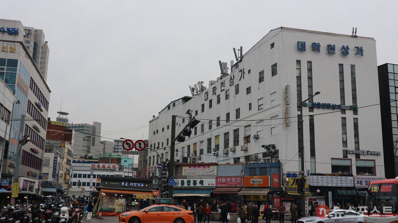 종로6가 청계천 변의 대학천상가. 대학천, 즉 청계천과 연결되는 하천 위에 지은 건물이다. (사진=뉴스포스트 강대호 기자)