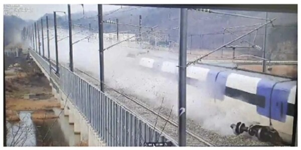 2022년 1월 승객 7명이 다치는 사고가 났던 충북 영동터널 인근 KTX-산천 탈선 사고 폐쇄회로(CC)TV 영상 화면. (자료=항공철도사고조사위원회)