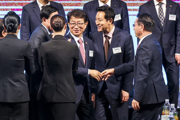 박상우 국토교통부 장관이 4일 서울 용산구 서울드래곤시티에서 열린 철도지하화 통합개발 추진협의체 출범식에서 오세훈 서울시장, 박형준 부산시장, 유정복 인천시장 등 참석자들과 인사를 하고 있다. (사진=뉴시스)