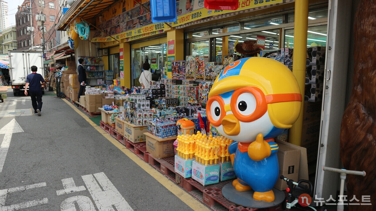 창신동 장난감 거리의 한 점포. 방송에 나와 더욱 유명해졌다. (사진= 뉴스포스트 강대호 기자)