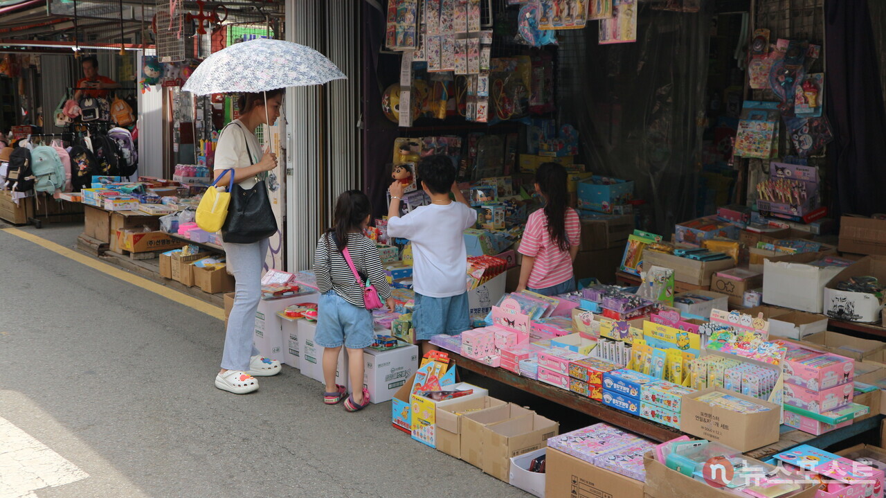 창신동 장난감 거리를 찾은 어린이들. (사진= 뉴스포스트 강대호 기자)