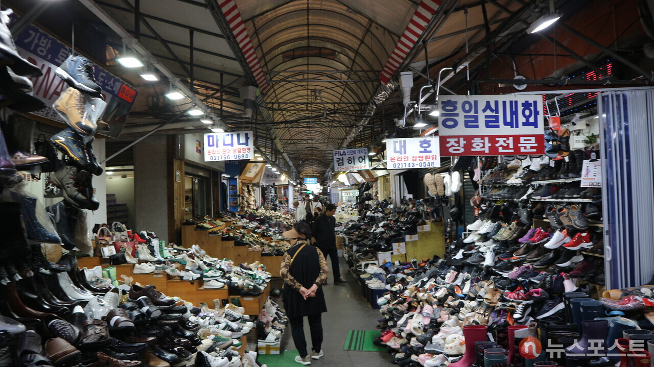 동대문 신발 도매상가. 건물 사이의 길이 시장 골목처럼 펼쳐져 있다. (사진= 뉴스포스트 강대호 기자)