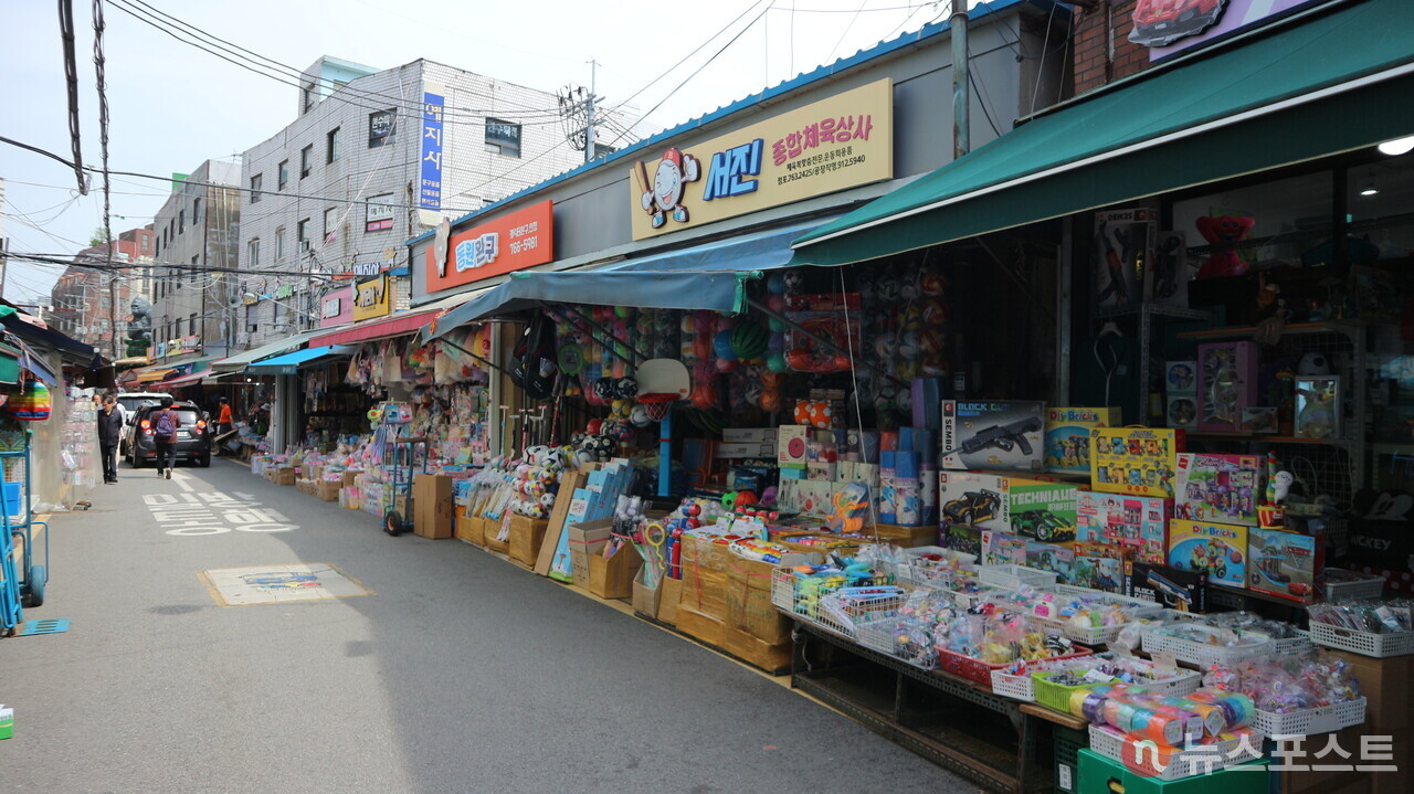 창신동의 장난감 거리. 길 양쪽으로 완구와 문구 등을 취급하는 점포들이 늘어서 있다. (사진= 뉴스포스트 강대호 기자)