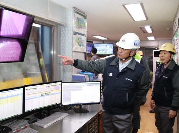 장세욱 동국홀딩스 대표이사 부회장이  동국제강 인천공장을 방문해 생산라인을 살펴보고 있다. (사진=동국제강그룹)