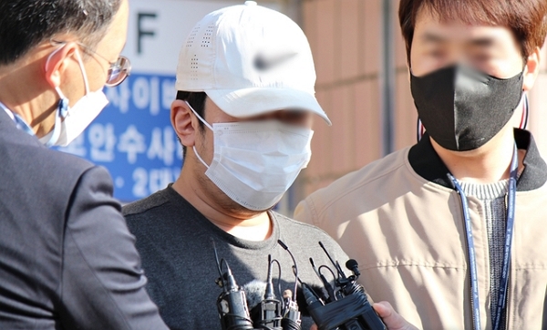 지난 2020년 10월 성범죄 피의자 등의 신상 정보 및 선고 결과 등을 무단 게시한 혐의를 받고 있는 디지털 교도소 1기 운영자가 대구지방경찰청에서 검찰로 이송되고 있다. (사진=뉴시스)