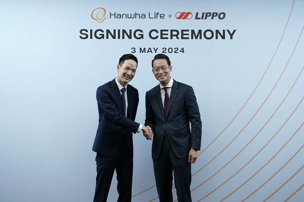 지난 3일 한화생명 김동원 CGO 사장(왼쪽)과 리포그룹 존 리아디 대표가 노부은행 주식매매계약을 체결한 뒤 기념사진을 촬영하고 있다. (사진=한화생명)