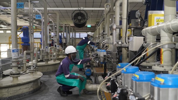 지난해 10월 16일 SK에코플랜트 자회사 테스의 싱가포르 사업장에서 작업자들이 폐배터리 리사이클링 설비를 점검하는 모습. (사진=SK에코플랜트)