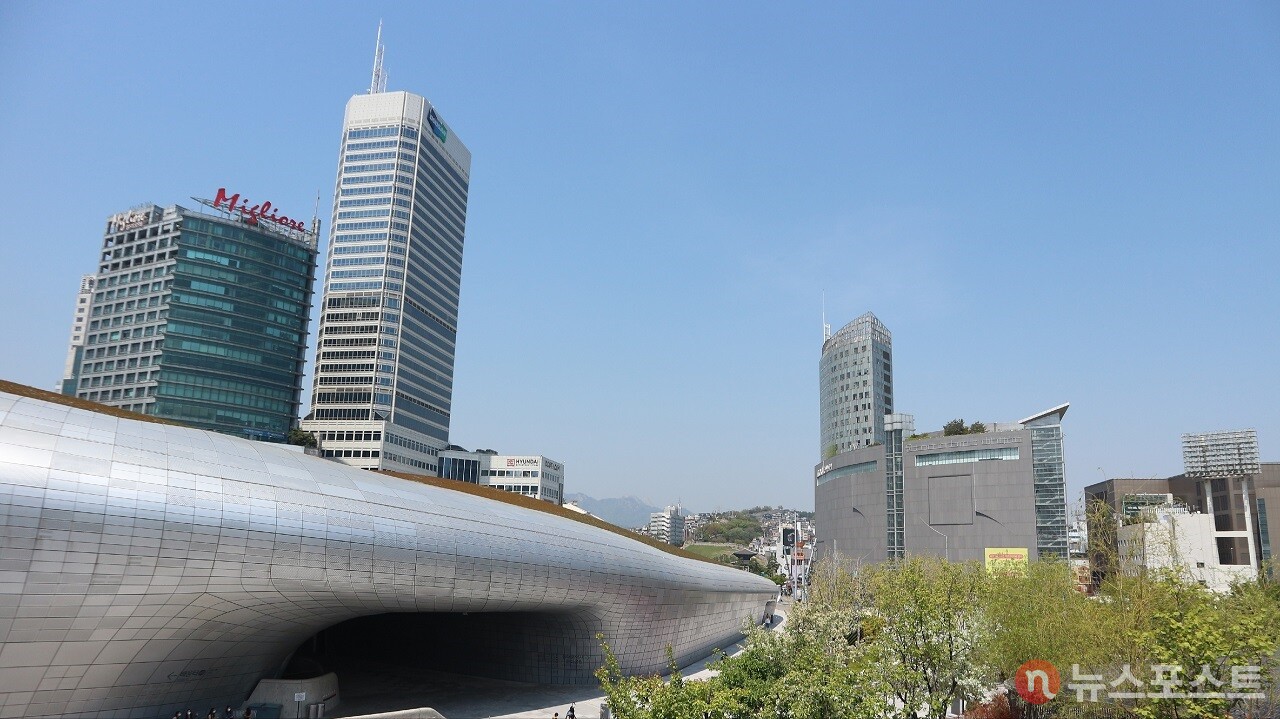 DDP에서 바라본 밀리오레와 두타. 이 일대는 조선시대에 '훈련원'이라는 군사시설이 있던 곳이다. (사진=뉴스포스트 강대호 기자)