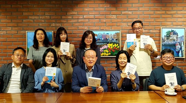 이인권 대표(앞줄 왼쪽서 세 번째)가 '북토크' 후 문화에술계 전문가들과 기념촬영을 하고 있다. (사진=문화경영컨설팅)