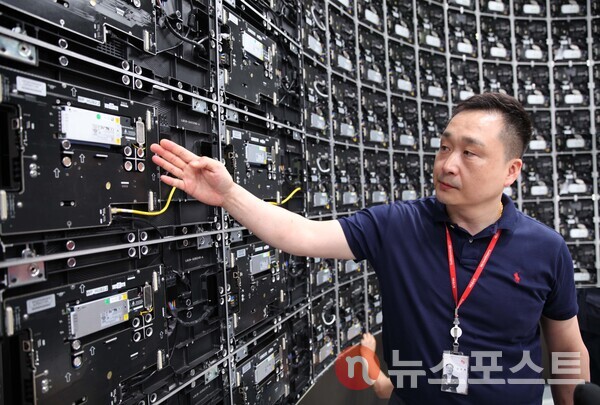 S80에서 미디어월 구축 설명 중인  신광수 NS홈쇼핑 영상디자인팀 부장. (사진=NS홈쇼핑)