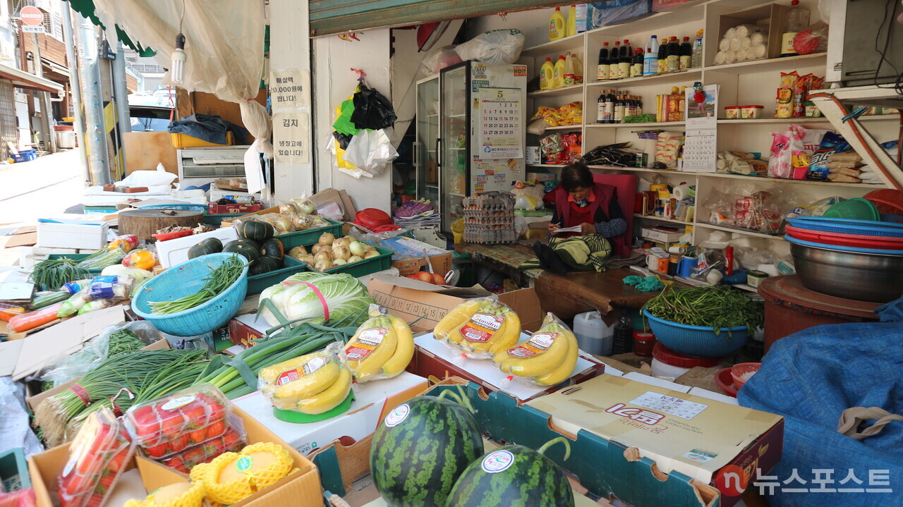 '광희문 야채'. 광희문 건너 신당동 골목 초입에 있다. 과거 시구문 시장이 있던 곳이다. 75세의 주인은 시구문 시장 시절부터 40년 넘게 장사해 왔다고 한다. (사진=뉴스포스트 강대호 기자)