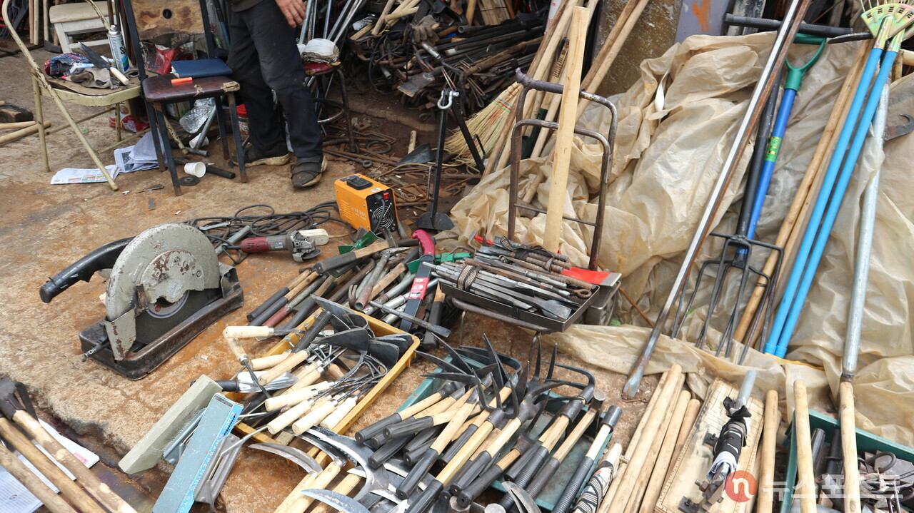 신당동 대장간 거리의 한 점포. 과거 이 일대에는 100개가 넘는 대장간이 있었다. (사진=뉴스포스트 강대호 기자)