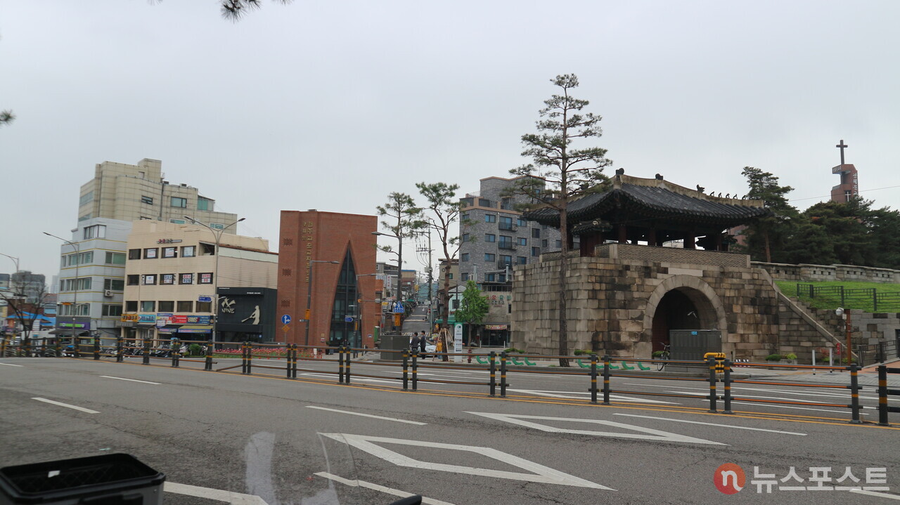 광희문 앞 퇴계로. 광희문 너머 가운데에 보이는 골목이 시구문 시장이 있던 곳. 도로 따라 왼쪽으로 조금만 가면 신당동 대장간 거리가 나온다. (사진=뉴스포스트 강대호 기자)