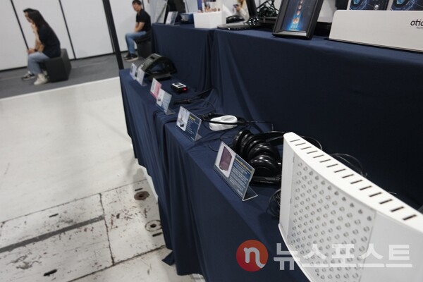 4일 서울 서초구에서 2024년 제19회 대한민국 보조공학기기 박람회에서 디만트코리아가 제작한 청각 장애인 보조공학기기들이 소개되고 있다. (사진=뉴스포스트 이별님 기자)