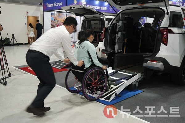 4일 서울 서초구에서 2024년 제19회 대한민국 보조공학기기 박람회에서 휠체어 이용자가 특수 제작된 차량에 시승하고 있다. (사진=뉴스포스트 이별님 기자)