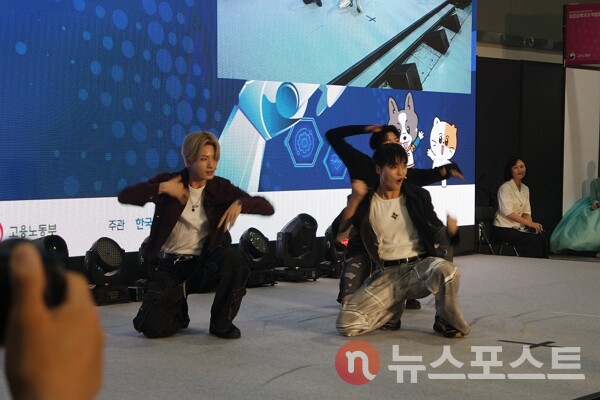 4일 서울 서초구에서 2024년 제19회 대한민국 보조공학기기 박람회에서 아이돌 그룹 빅오션이 무대를 선보이고 있다. (사진=뉴스포스트 이별님 기자)