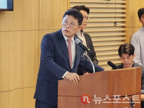 SK 수펙스추구협의회 이형희 커뮤니케이션위원장이 17일 서울 종로구 SK서린빌딩에서 최태원 회장 이혼소송·재산분할 항소심 판결 관련 입장을 발표하고 있다. (사진=뉴스포스트 홍여정 기자)