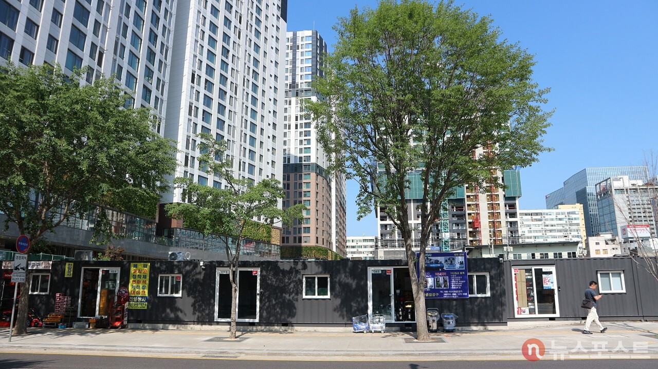 (2024년 5월) 을지로3가의 재개발 구역. 을지면옥과 을지다방이 있던 곳이다. 건물들이 헐린 후 문화재 조사를 했고 현재는 공사 준비 작업 중이다.  (사진=뉴스포스트 강대호 기자)