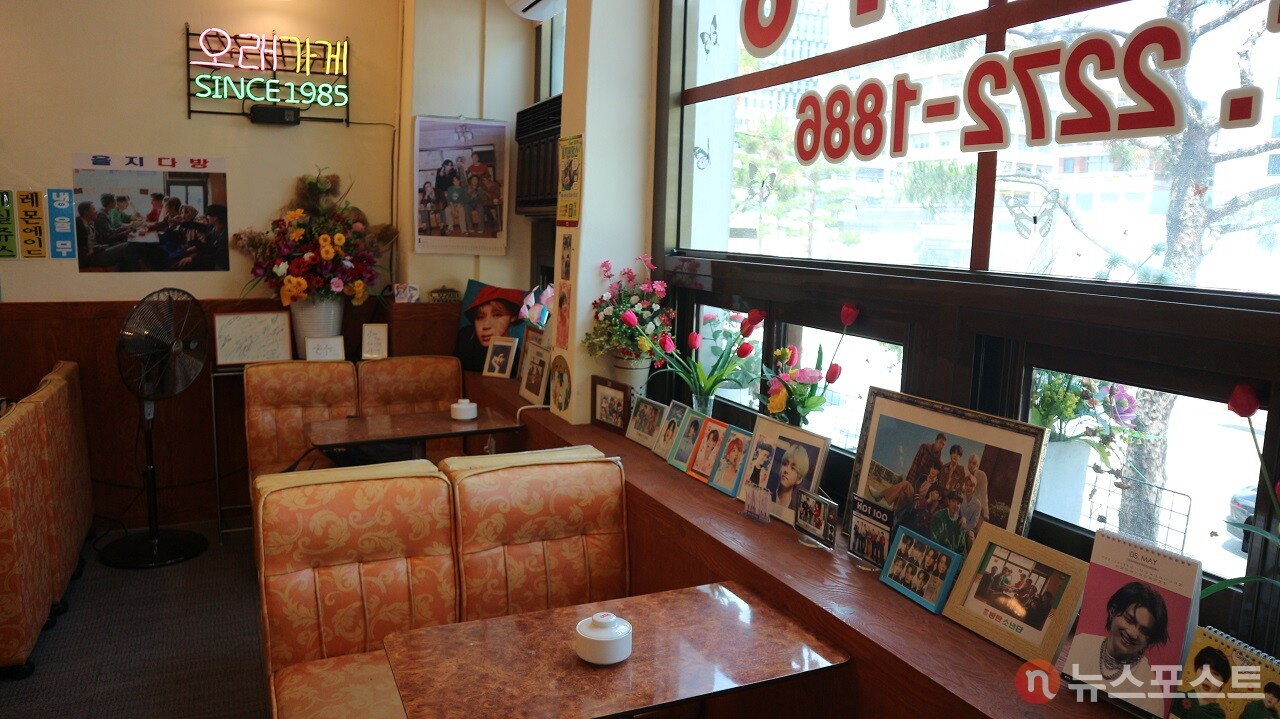 (2024년 5월) 새로 이전한 을지다방 내부. BTS 관련 물품이 전시되어 있다. (사진=뉴스포스트 강대호 기자)