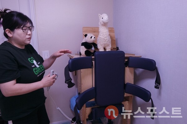 지난 16일 서울 노원구 자택에서 권지은 씨가 듀센형 근이영양증을 앓는 아들 황온유 군의 기립기를 보여주고 있다. 서울시 보조기기지원센터에서 대여받은 기립기로 황군은 재활을 하고 있다. (사진=뉴스포스트 이별님 기자)