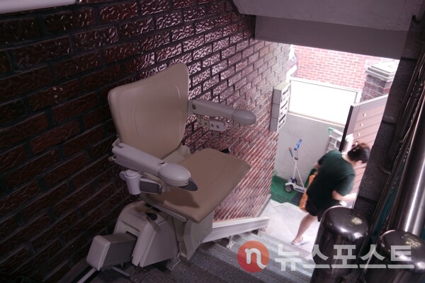 지난 16일 서울 노원구 자택에 설치된 이동식 리프트. 듀센형 근이영향증을 앓는 황온유 군은 매일 리프트를 이용해 등하교를 한다. (사진=뉴스포스트 이별님 기자)