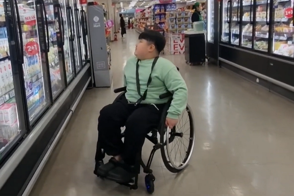 활동형 휠체어를 타고 혼자서 대형마트를 이동하는 황온유 군. (사진=유튜브 채널 '근육병 소년의 행복이야기' 캡처)