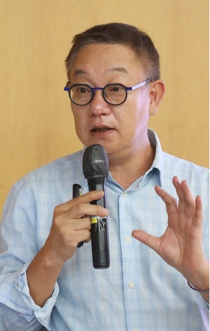 현신균 LG CNS 대표가 최근 서울대학교에서 '디지털 시대에 필요한 리더십'을 주제로 강연하는 모습. (사진=LG CNS)