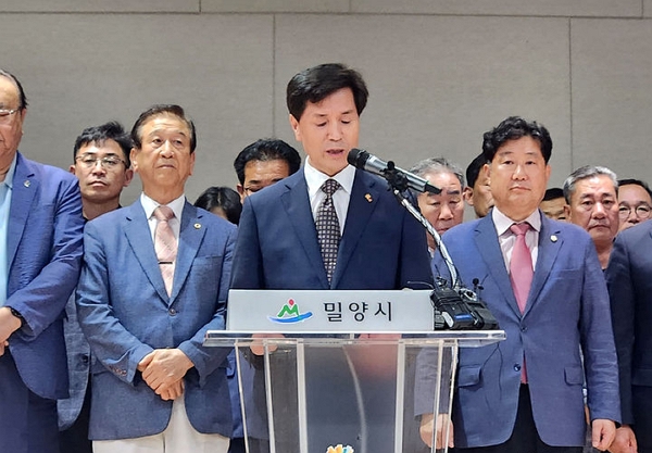 지난 25일 안병구 경남 밀양시장과 시의회, 80여 개 시민단체가 참석해 2004년 발생한 '밀양 여중생 집단 성폭행 사건'에 대해 국민께 깊은 사과의 뜻을 전하는 대국민 사과문을 발표하고 있다. (사진=뉴시스)