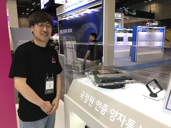 김용후 코위버(COWEAVER) 엔지니어가 LG유플러스 장비를 설명하고 있다. 코위버는 지난 2019년부터 LG유플러스와 손잡고 양자내성암호 전용회선 서비스 개발 등에 박차를 가하고 있다. (사진=뉴스포스트 이상진 기자)