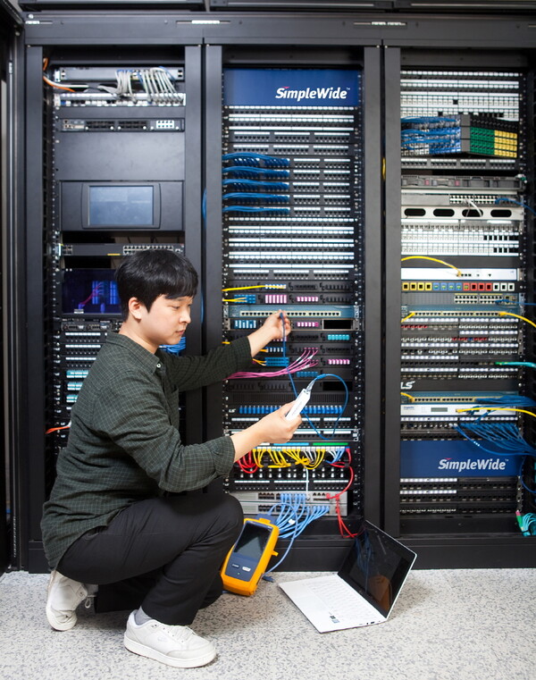 LS전선 직원이 데이터센터에서 랜케이블을 점검하고 있다. (사진=LS)