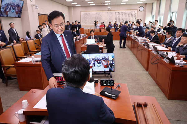 지난달 25일 유상범 국민의힘 의원이 서울 여의도 국회에서 열린 법제사법위원회 전체회의에서 정청래 법제사법위원장과 논쟁하고 있다. (사진=뉴시스)