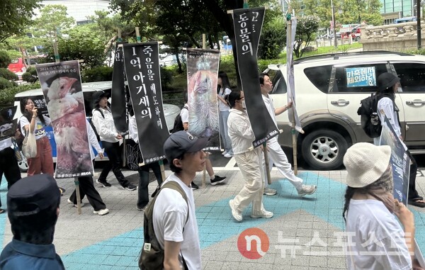 15일 동물해방물결을 비롯한 동물권 단체 활동가 등이 초복을 맞아 서울 종로구 보신각에서 광화문까지 닭 도살 반대를 외치며 행진하고 있다. (사진=뉴스포스트 이별님 기자)
